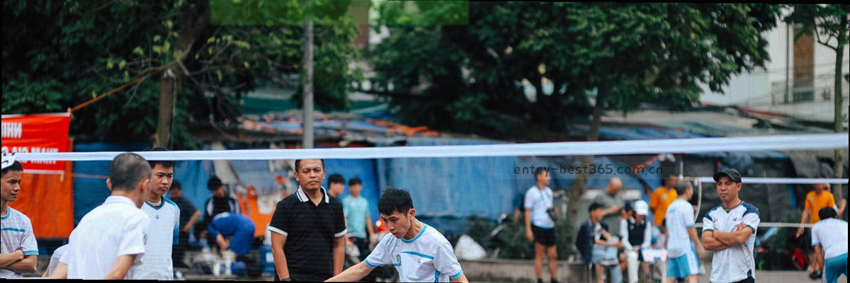 耳麦与在线对话图标，背景为城市天际线，传达全天候客户服务